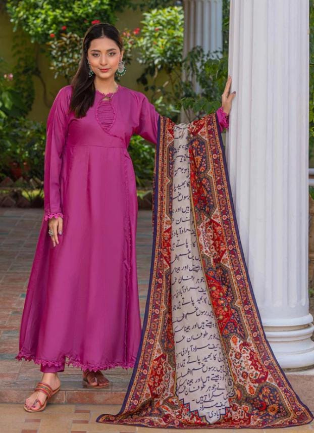 Urdu Poetry Calligraphy Scarf – Lightweight Islamic Art Hijab